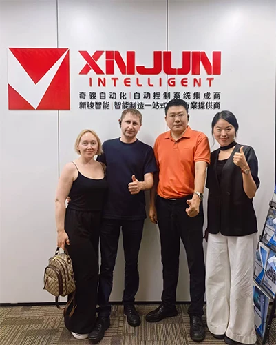 Gruppenfoto mit einer russischen Kundendelegation im Hauptquartier von Xinjun Intelligent